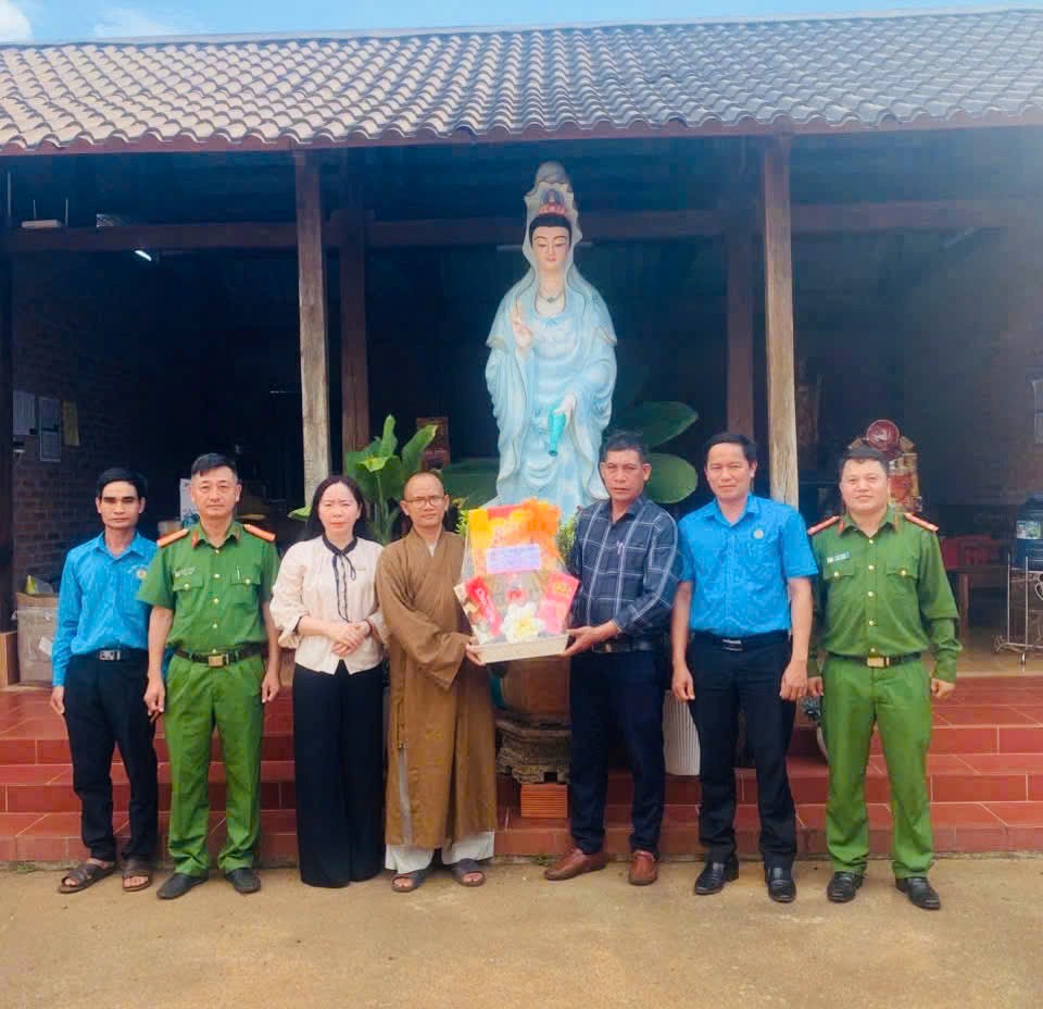 Lãnh đạo xã Ea Sol thăm, tặng quà cơ sở phật giáo dịp Đại lễ Phật đản năm 2025
